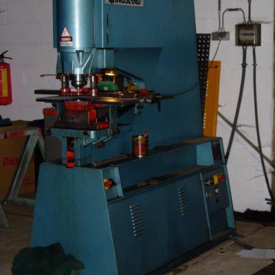Poinçonneuse 70T