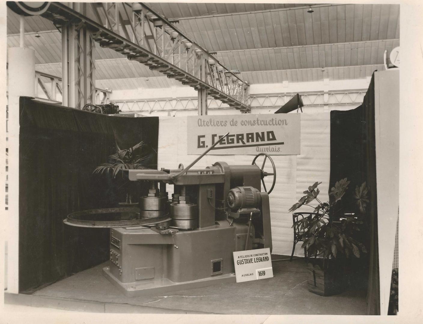 Présentation d'une machine Legrand à la foire de Hanovre